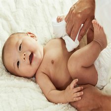 Moms ini 5 warna urine bayi yang tidak normal