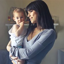 Moms ini 9 Manfaat Menggendong bagi bayi dan Ibunya