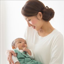 Moms Wajib Tahu! 4 Tips Menggendong Bayi Dengan Benar