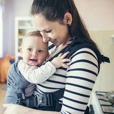 5 Aturan Menggendong yang Wajib Diikuti oleh Para Moms