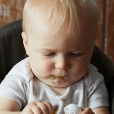 Si Kecil Sering Memasukkan Barang Ke Mulut ? Berikut Ini Cara Mengatasinya