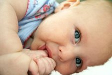 Cara yang Bisa Dilakukan agar anak berhenti menghisap jempolnya