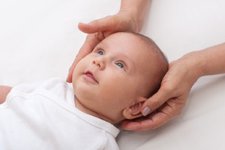 Cara Bersihkan Kerak di Kepala Bayi