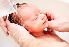 4 Kesalahan yang Sering Dilakukan Moms Saat Memandikan Bayi