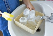 Jangan Keliru, Begini Cara Tepat Membersihkan Botol Susu Bayi
