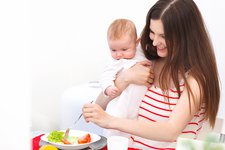 Diet Saat Menyusui, Amankah untuk Kesehatan Moms dan Bayi?