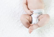 Perlukah Mengganti Popok Bayi Saat Si Kecil Tidur?