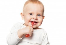 Tips Memilih dan Menggunakan Sikat Gigi Bayi dengan Tepat
