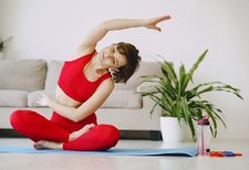 3 Pose Yoga Ini Mendukung Program Hamil, Lho!