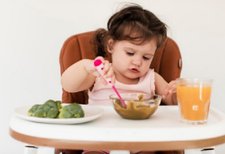 4 Tips Menyiapkan Makanan Bayi 6 Bulan Saat Travelling