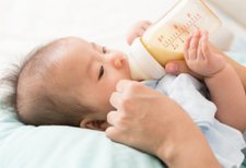 Asah Otot Bayi agar Bisa Memegang Botolnya Sendiri