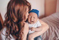 Moms, Begini 5 Cara Menggendong Bayi yang Benar!