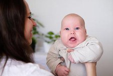 Minyak Telon Baik untuk Pencernaan Bayi? Simak Manfaat Lainnya Di Sini Yuk!