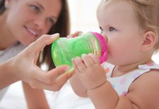Biasakan si Kecil Minum Air Putih