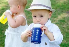 Mengajari Bayi Agar Bisa Minum dengan Sedotan
