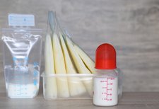 Moms, Ini 5 Ciri yang Menunjukkan ASI Perah Sudah Basi